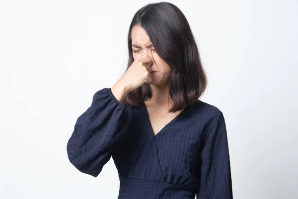 Ung Asiatisk Kvinna Hålla Hennes Näsa Grund Dålig Lukt Vit — Stockfoto