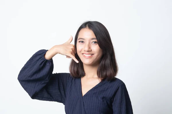 Mladá Asijská Žena Ukázat Gestem Telefon Bílém Pozadí — Stock fotografie