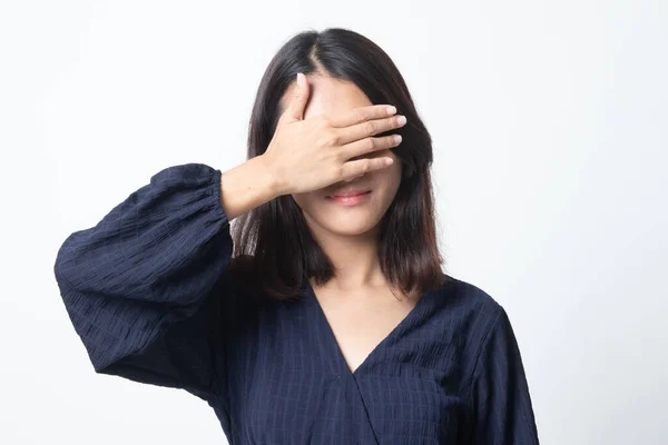 Joven Mujer Asiática Cierra Los Ojos Con Mano Sobre Fondo —  Fotos de Stock