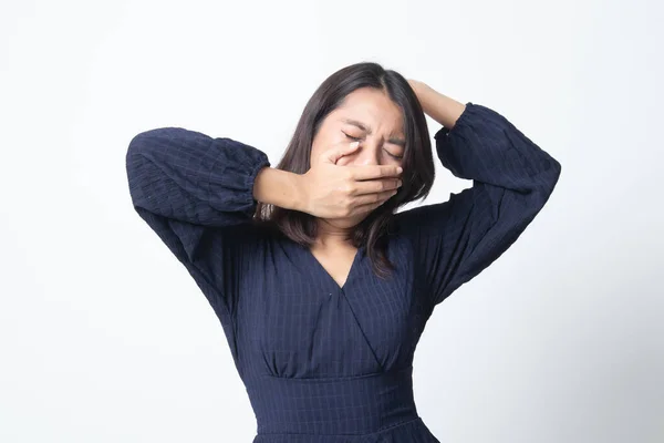 Sleepy Joven Mujer Asiática Bostezo Sobre Fondo Blanco —  Fotos de Stock