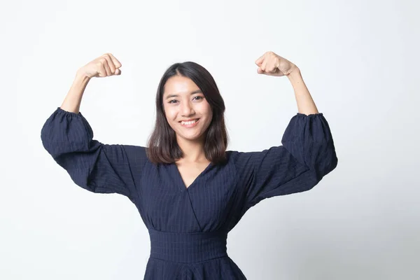 Hermosa Joven Asiática Flex Bíceps Sobre Fondo Blanco —  Fotos de Stock