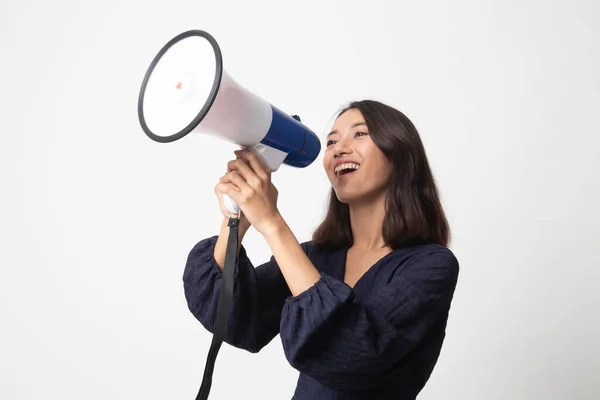 Mooie Jonge Aziatische Vrouw Kondigen Met Megafoon Witte Achtergrond — Stockfoto