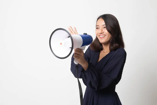 Belle Jeune Femme Asiatique Annoncer Avec Mégaphone Sur Fond Blanc — Photo