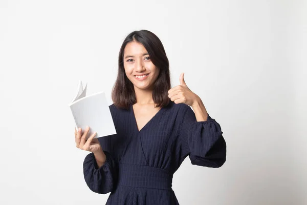 Ung Asiatisk Kvinna Tummen Upp Med Bok Vit Bakgrund — Stockfoto