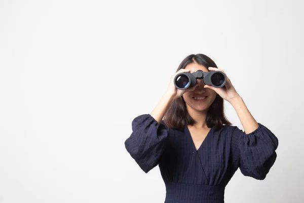 Giovane Donna Asiatica Con Binocolo Sfondo Bianco — Foto Stock