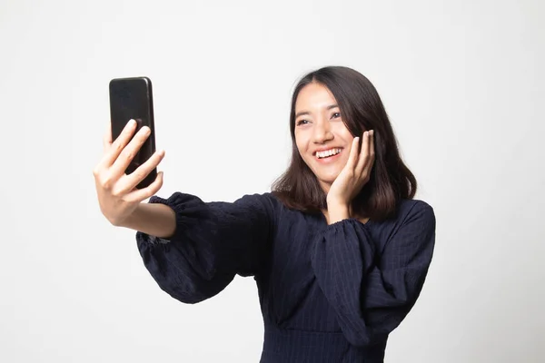 Mladá Asijská Žena Selfie Mobilním Telefonem Bílém Pozadí — Stock fotografie