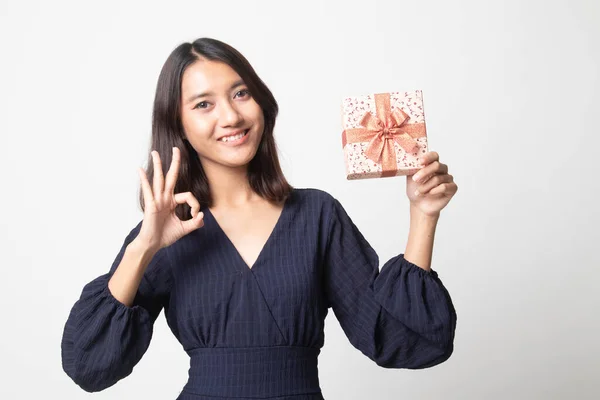 Ung Asiatisk Kvinna Show Med Presentförpackning Vit Bakgrund — Stockfoto