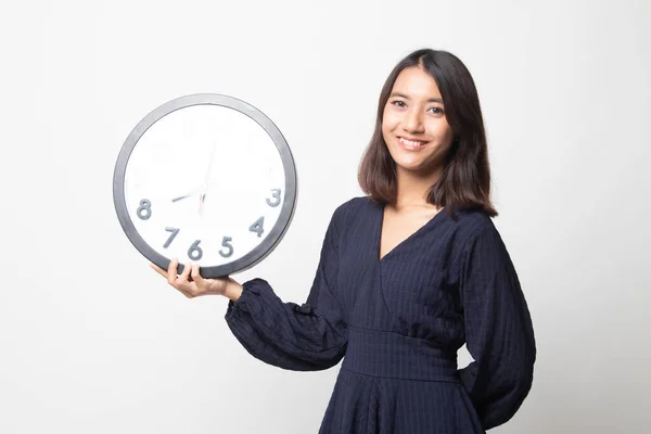 Νεαρά Ασιατικές Γυναίκα Ένα Ρολόι Λευκό Φόντο — Φωτογραφία Αρχείου