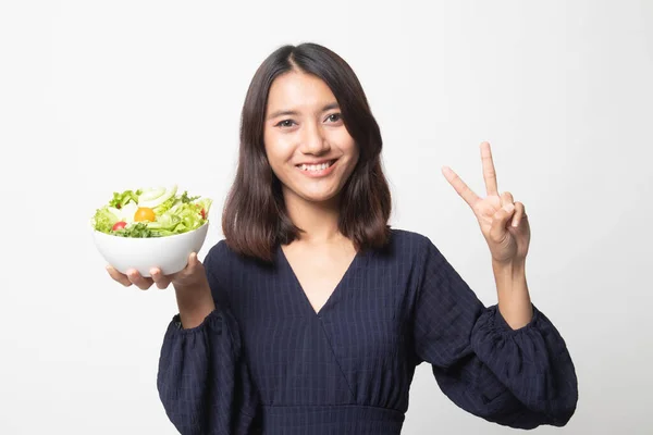 Femme Asiatique Saine Montrent Signe Victoire Avec Salade Sur Fond — Photo