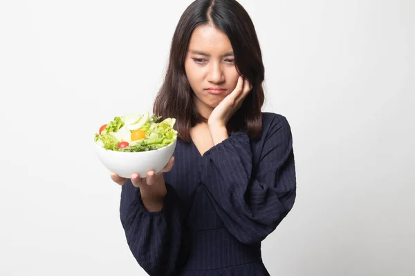 Asiatico Donna Odio Insalata Sfondo Bianco — Foto Stock