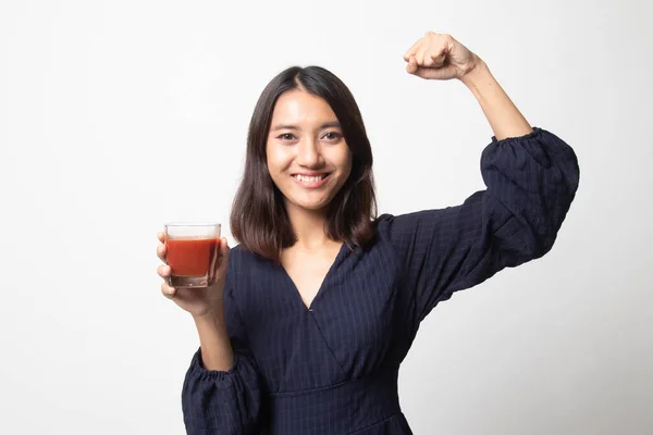 白い背景の上のトマト ジュースと強い健康なアジア女性 — ストック写真