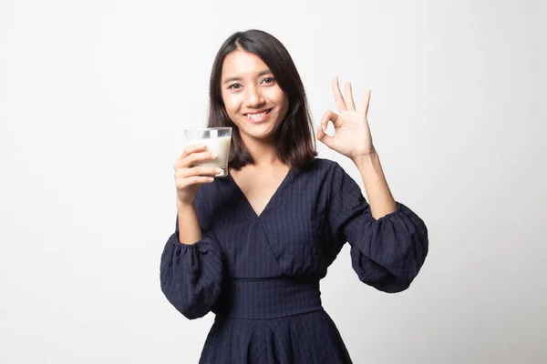を牛乳を飲んで健康なアジア女性に白い背景の上署名します — ストック写真
