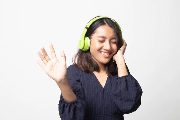 Mooi Aziatisch Meisje Luisteren Muziek Met Haar Hoofdtelefoon Witte Achtergrond — Stockfoto