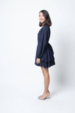 Güzel genç Asyalı kadının beyaz arka plan üzerinde yan tam vücut