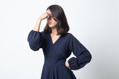 Genç Asyalı kadın hasta ve baş ağrısı beyaz arka plan üzerinde var