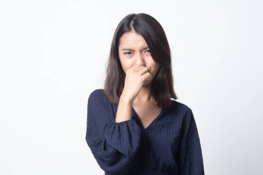 Beyaz arka plan üzerinde kötü bir koku nedeniyle burnunu tutan genç Asyalı kadın