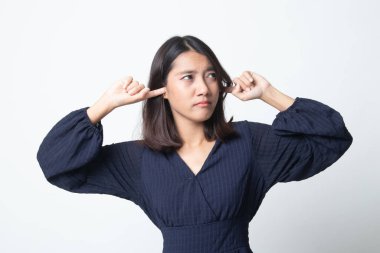 Genç Asyalı kadın her iki kulak beyaz zemin üzerine parmağınızla engellemek