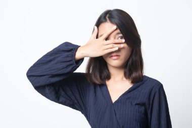 Güzel genç Asyalı kadın beyaz arka plan üzerinde parmaklarımın arasından bakmak