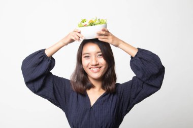 Beyaz zemin üzerine salata sağlıklı Asyalı kadın