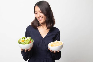 Patates cipsi ve beyaz zemin üzerine salata ile genç Asyalı kadın