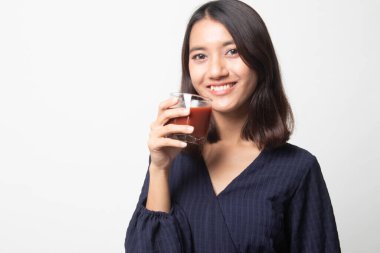 Genç Asyalı kadın içki domates suyu beyaz arka plan üzerinde