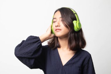 Güzel Asyalı kız beyaz arka planda kulaklıklarıyla müzik dinliyor.
