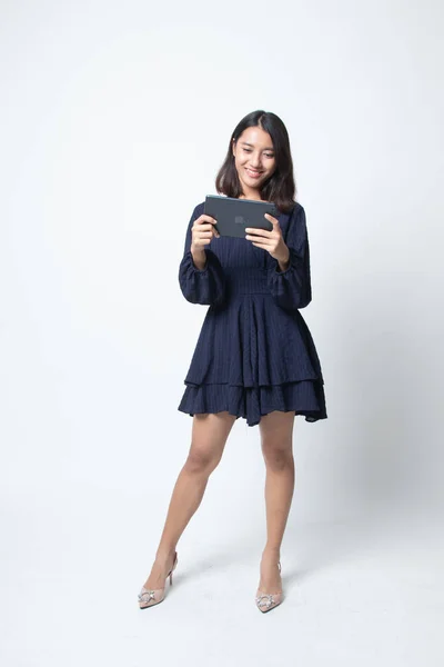 Młoda Kobieta Azjatyckich Komputera Typu Tablet Białym Tle — Zdjęcie stockowe