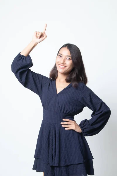 Joven Mujer Asiática Sonrisa Apuntar Hacia Arriba Blanco Fondo — Foto de Stock