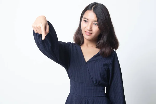 Vacker Ung Asiatisk Kvinna Punkt Ned Till Tomt Utrymme Vit — Stockfoto