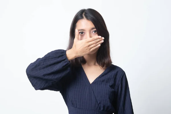 Joven Asiática Mujer Cerrar Boca Con Mano Sobre Fondo Blanco —  Fotos de Stock