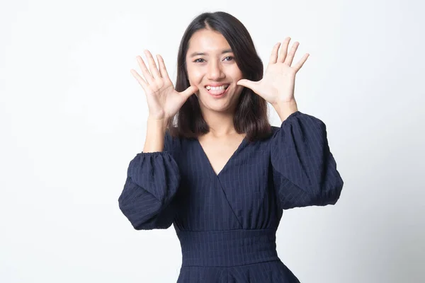Ung Asiatisk Kvinna Fast Hennes Tunga Vit Bakgrund — Stockfoto