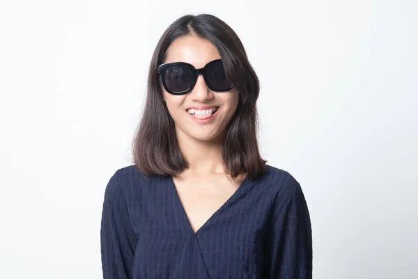 Retrato Una Hermosa Joven Asiática Gafas Sol Sobre Fondo Blanco — Foto de Stock