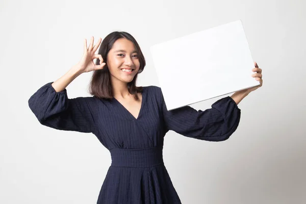 Joven Mujer Asiática Muestran Con Blanco Blanco Signo Sobre Fondo —  Fotos de Stock