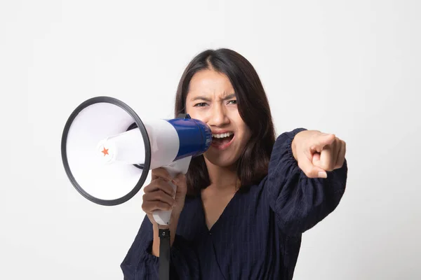 Belle Jeune Femme Asiatique Annoncer Avec Mégaphone Sur Fond Blanc — Photo