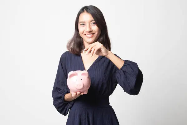 Asiatisk Kvinna Med Mynt Och Gris Mynt Bank Vit Bakgrund — Stockfoto