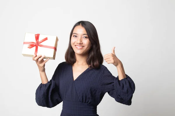 Asiático Mulher Polegares Para Cima Com Uma Caixa Presente Fundo — Fotografia de Stock