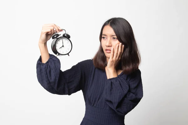 Joven Mujer Asiática Estresa Con Reloj Sobre Fondo Blanco —  Fotos de Stock