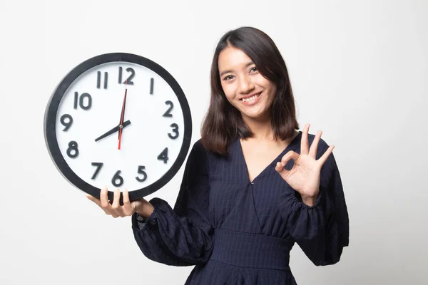 Jeune Asiatique Femme Montrer Avec Une Horloge Sur Fond Blanc — Photo