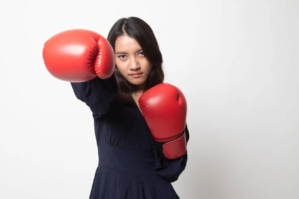 Νεαρά Ασιατικές Γυναίκα Κόκκινα Γάντια Του Μποξ Λευκό Φόντο — Φωτογραφία Αρχείου