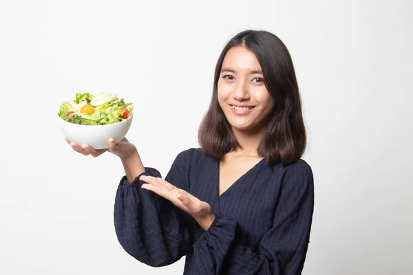Mulher Asiática Saudável Com Salada Fundo Branco — Fotografia de Stock