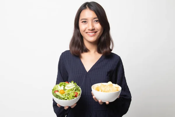 Ung Asiatisk Kvinna Med Potatischips Och Sallad Vit Bakgrund — Stockfoto