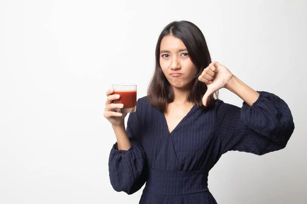 若いアジア女性の親指白地嫌いトマト ジュース — ストック写真