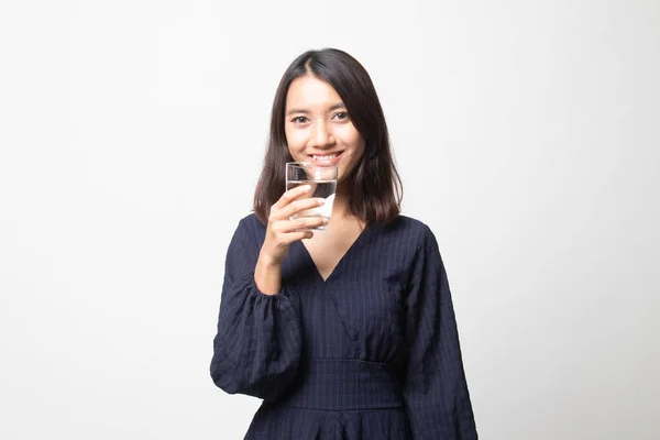 Ung Asiatisk Kvinna Med Ett Glas Dricksvatten Vit Bakgrund — Stockfoto