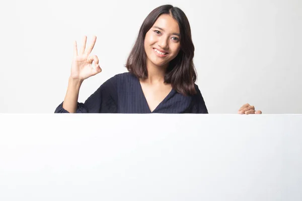 Genç Asyalı Kadın Beyaz Arka Plan Üzerinde Boş Işareti Olan — Stok fotoğraf