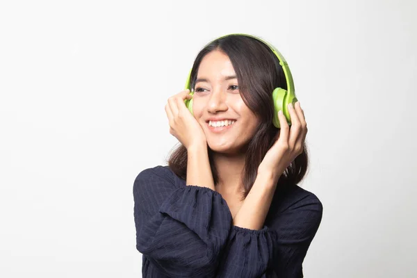 Mooi Aziatisch Meisje Luisteren Muziek Met Haar Hoofdtelefoon Witte Achtergrond — Stockfoto