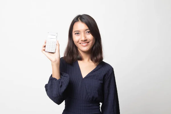 Mujer Asiática Sonrisa Con Calculadora Sobre Fondo Blanco —  Fotos de Stock