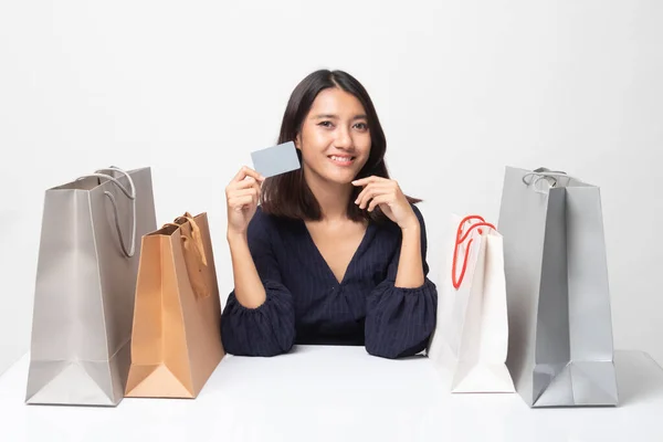 ショッピング バッグと白い背景の空白のカードを持つ若いアジア女性 — ストック写真