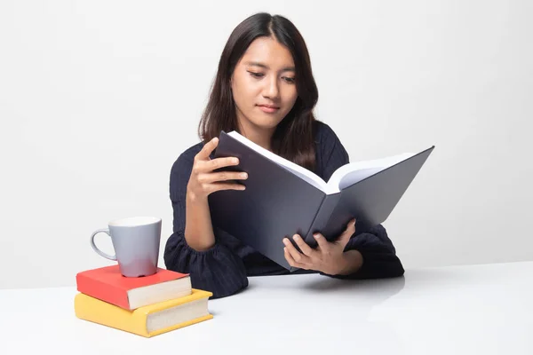 Młoda Kobieta Azjatyckich Czytać Książki Filiżankę Kawy Białym Tle — Zdjęcie stockowe