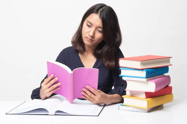 Ung Asiatisk Kvinna Läsa Bok Med Böcker Bord Vit Bakgrund — Stockfoto