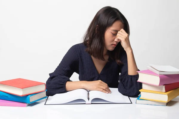 Wyczerpany Asian Kobieta Dostał Ból Głowy Przeczytaj Książkę Książek Stole — Zdjęcie stockowe